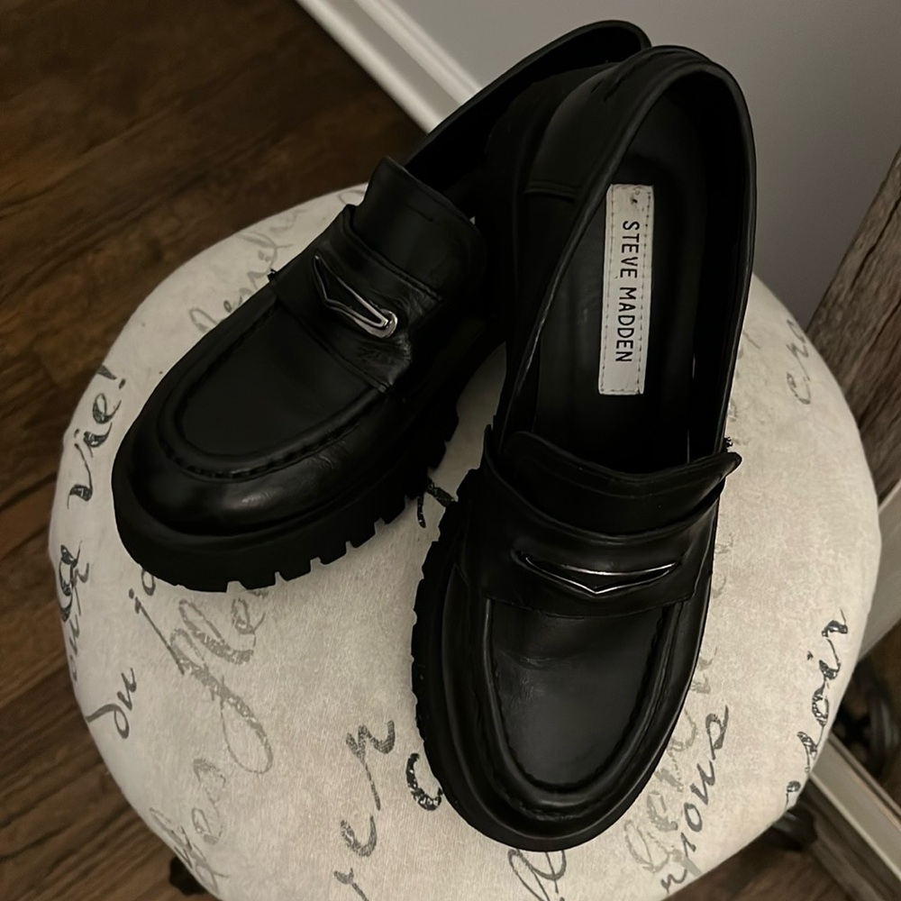 Steve Madden Black Flats Classic Design